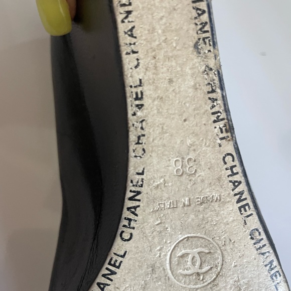 Authentic Chanel Pre-Owned Black Leather Shoes with Patent Leather on top size38 - Picture 4 of 5